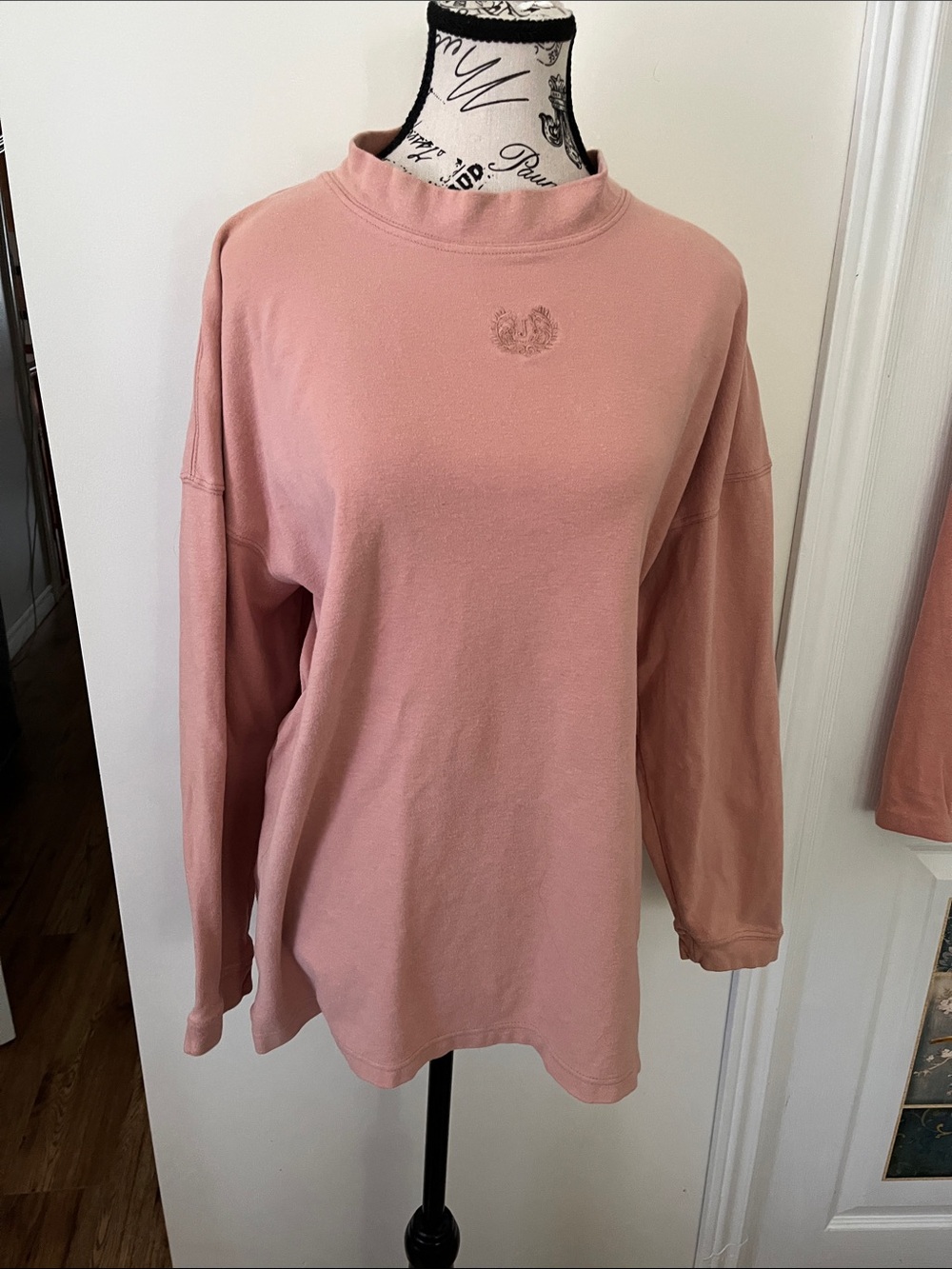😃Relaxed Rose Pink Crewneck Sweatshirt with Subtle Crest
